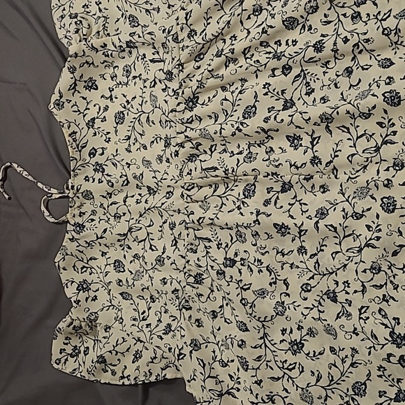 Navy Floral on Cream Blouse 2X - Picture 4 of 4